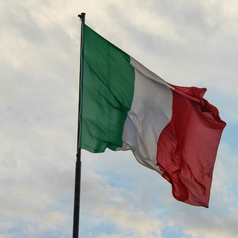 2 giugno: Festa della Repubblica Italiana. Tricolore italiano che sventola nel cielo.