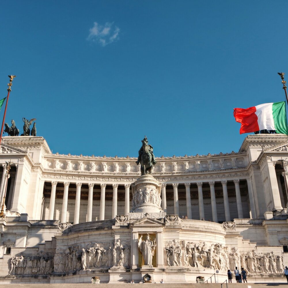 2 giugno: Festa della Repubblica Italiana. Due tricolori che sventolano ai lati dell'Altare della Patria a Roma.